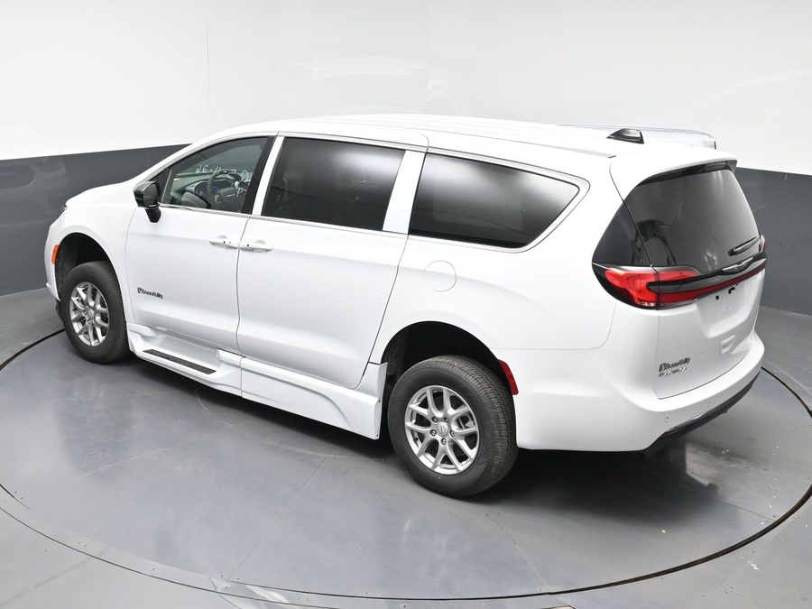 White Chrysler Pacifica image number 17