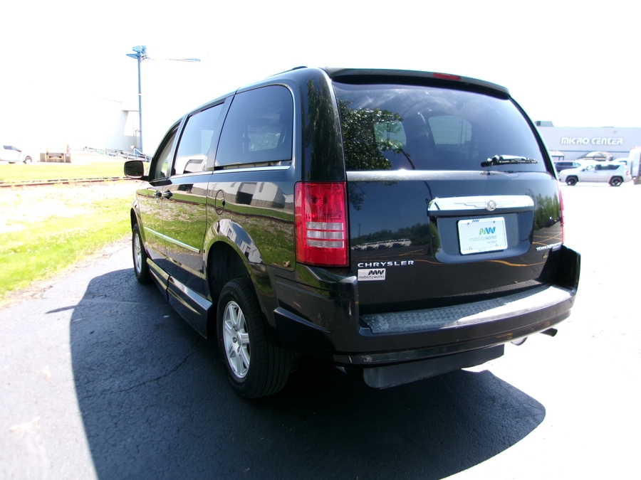 Black Chrysler Town and Country image number 18