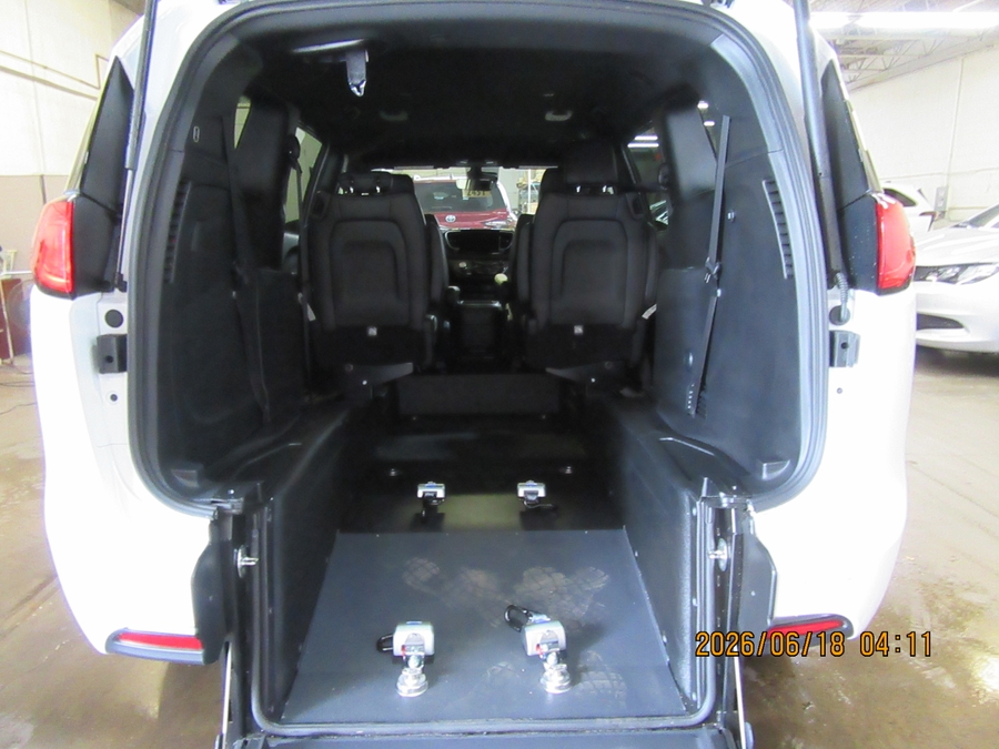 White Chrysler Voyager image number 3