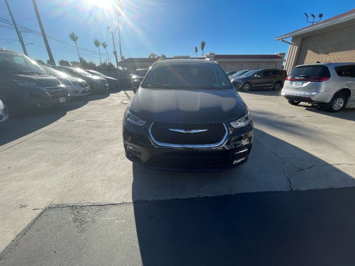 Black Chrysler Pacifica image number 12