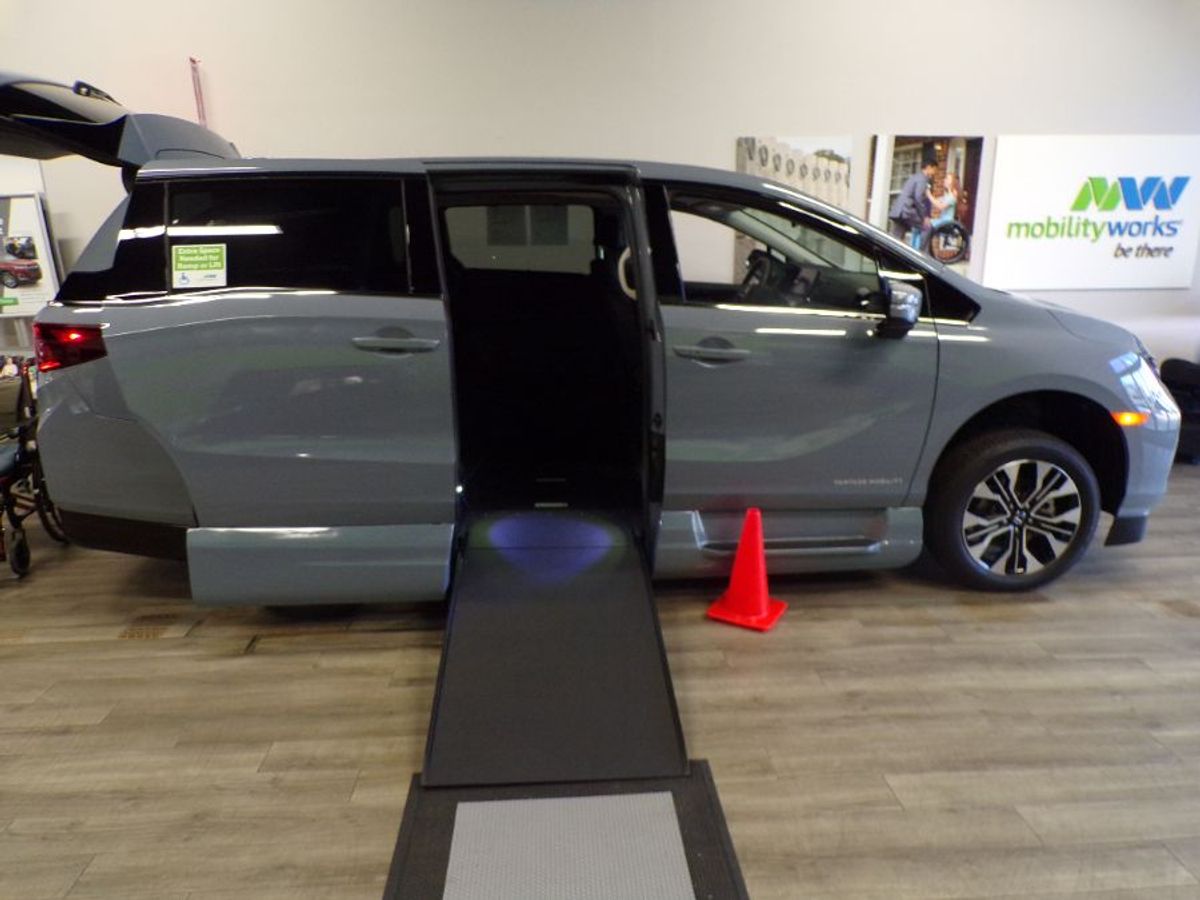 Grey Honda Odyssey with Side Entry Automatic In Floor ramp