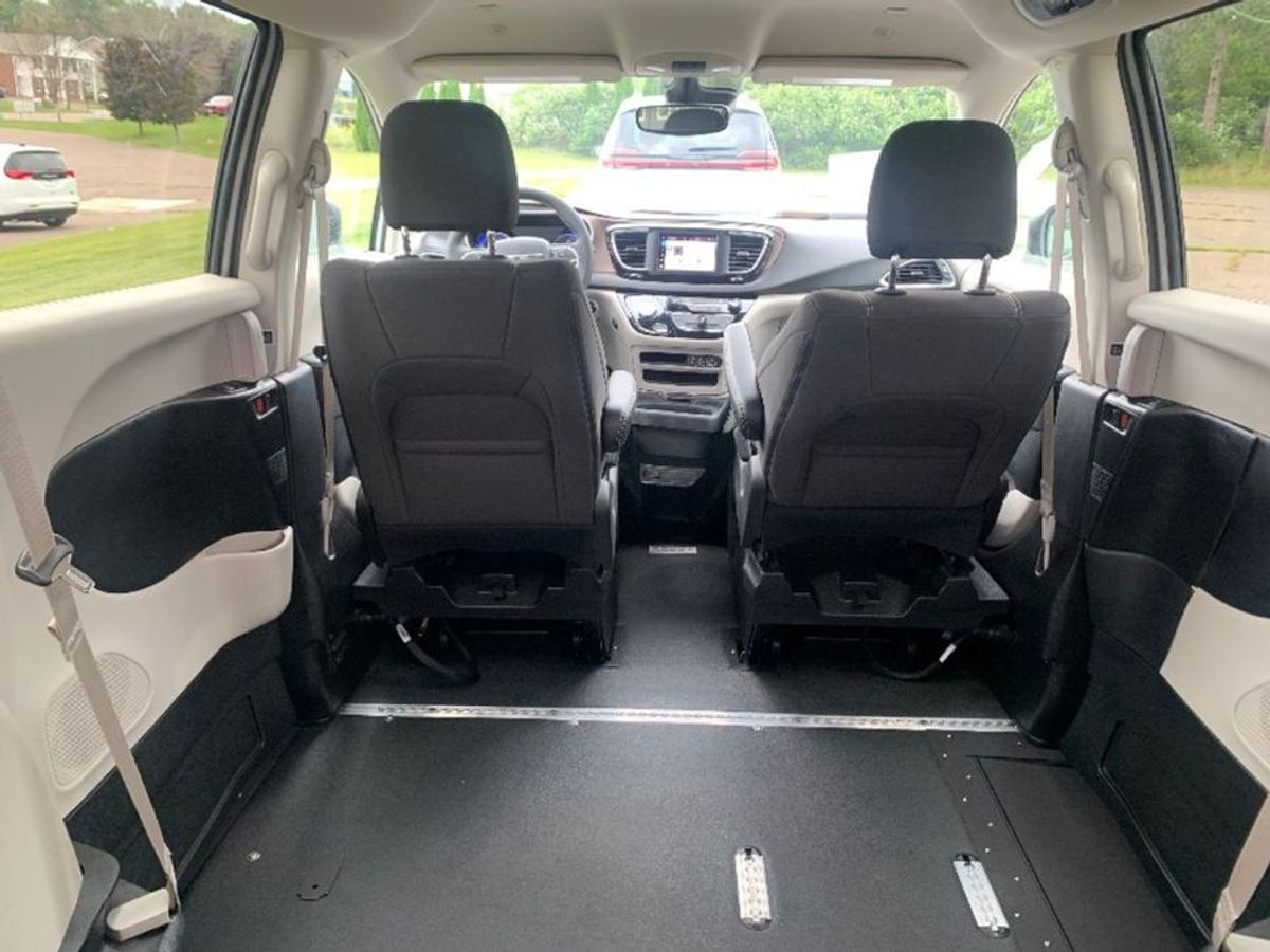 Silver Chrysler Voyager image number 9
