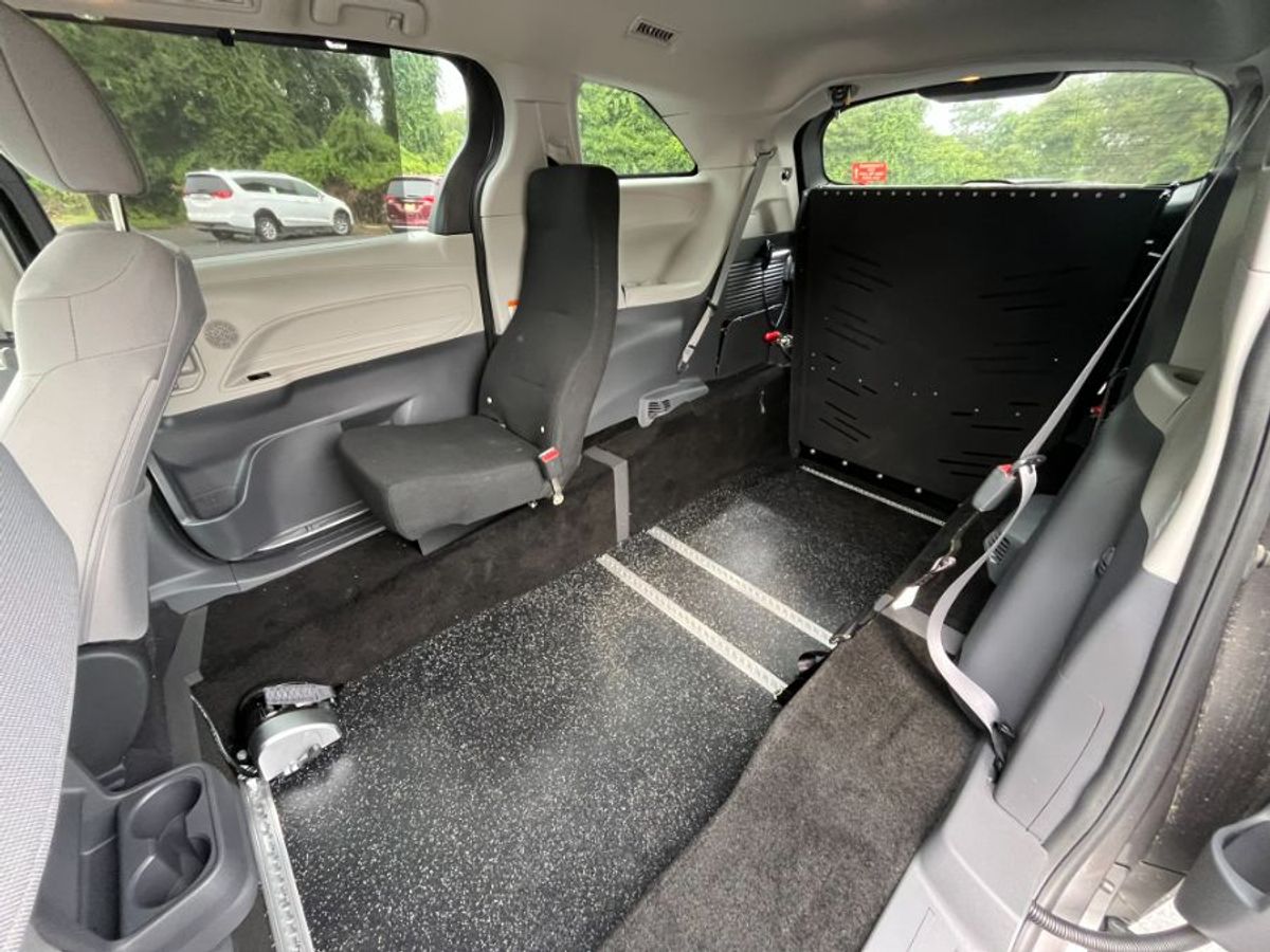 Grey Toyota Sienna image number 15