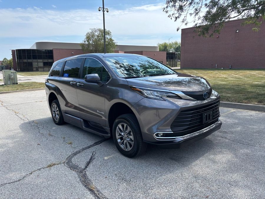 Used 2023 Toyota Sienna Hybrid XLE - BraunAbility Side Entry Entry In Floor Automatic Ramp