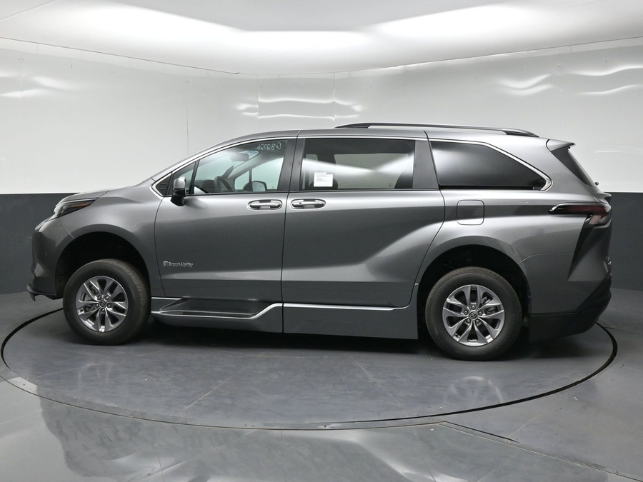 New 2026 Toyota Sienna Hybrid XLE Base - BraunAbility Side Entry Fold Out Automatic Ramp