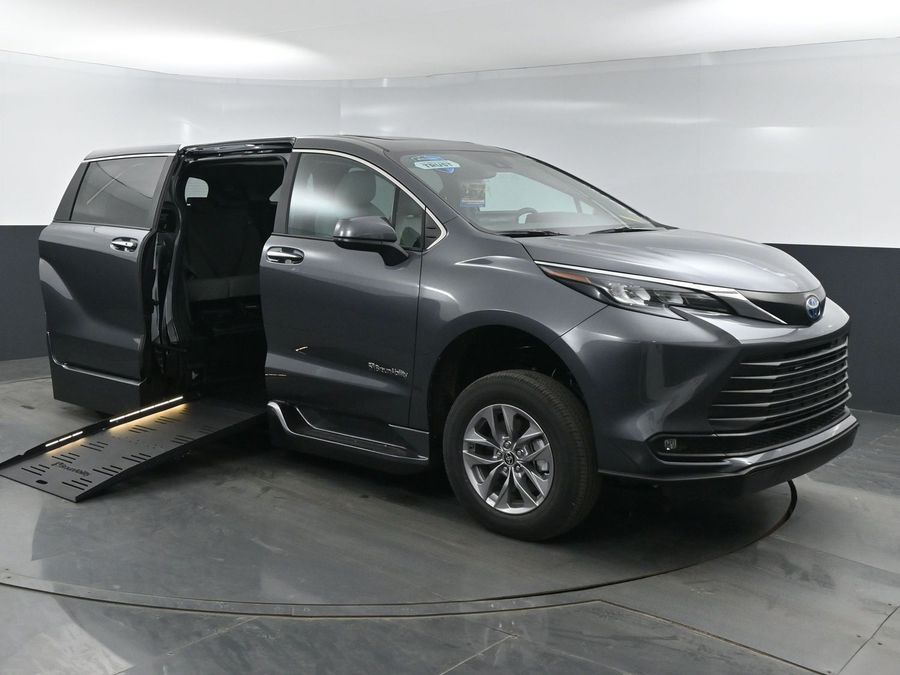 New 2025 Toyota Sienna Hybrid XLE Base - BraunAbility Side Entry Entry Fold Out Automatic Ramp