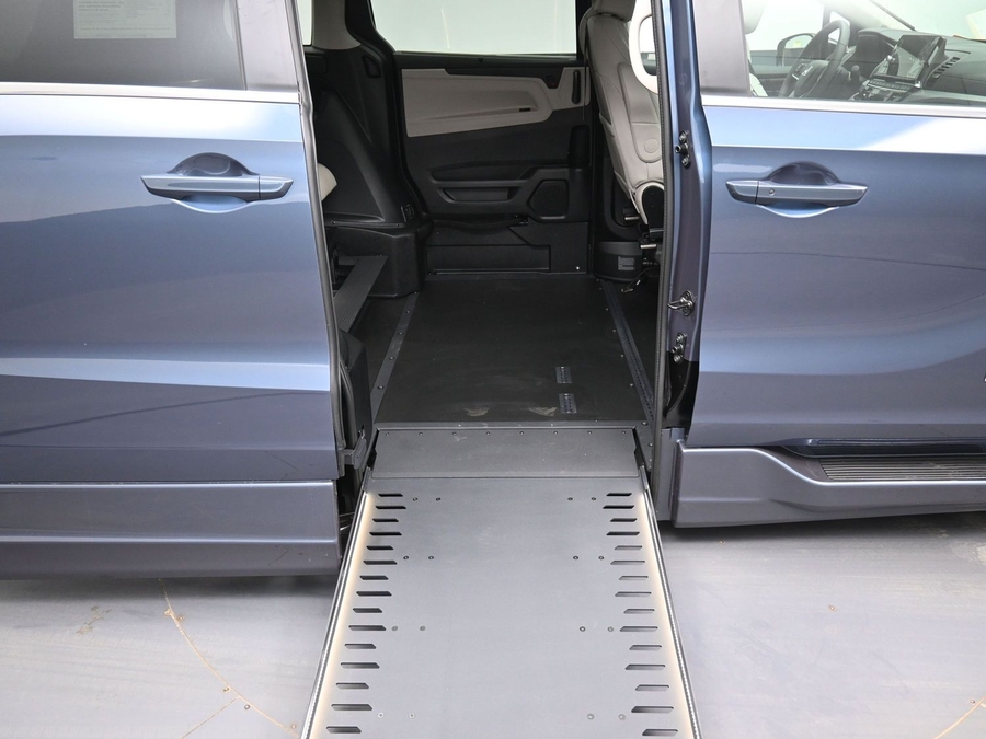 Blue Honda Odyssey image number 10