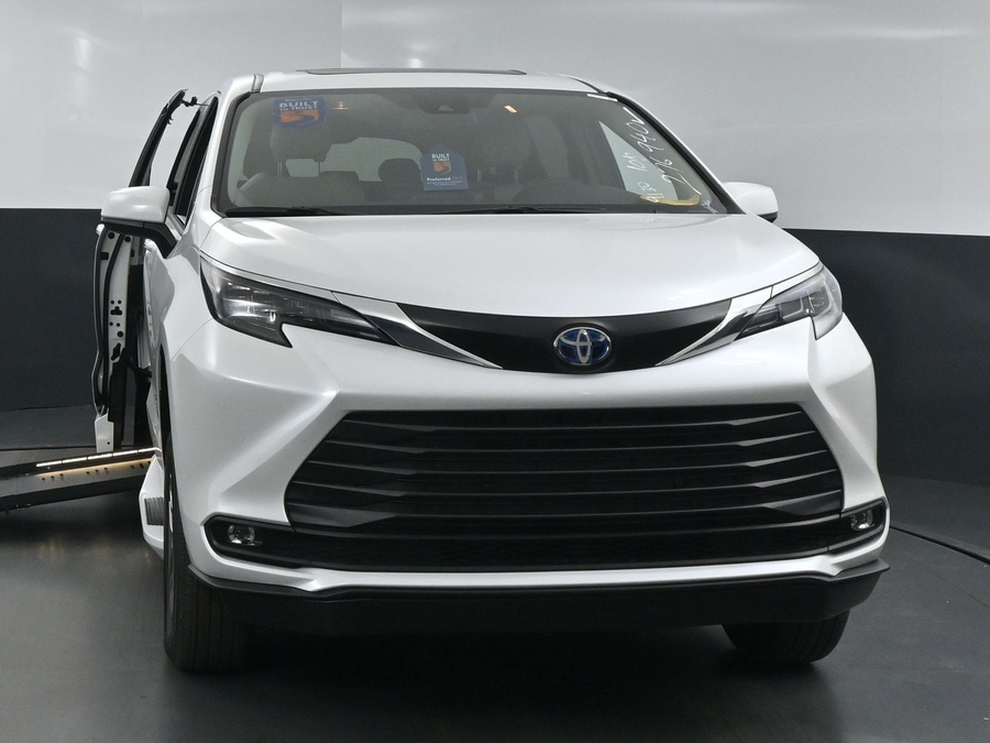 New 2025 Toyota Sienna Hybrid XLE Base - BraunAbility Side Entry Entry Fold Out Automatic Ramp