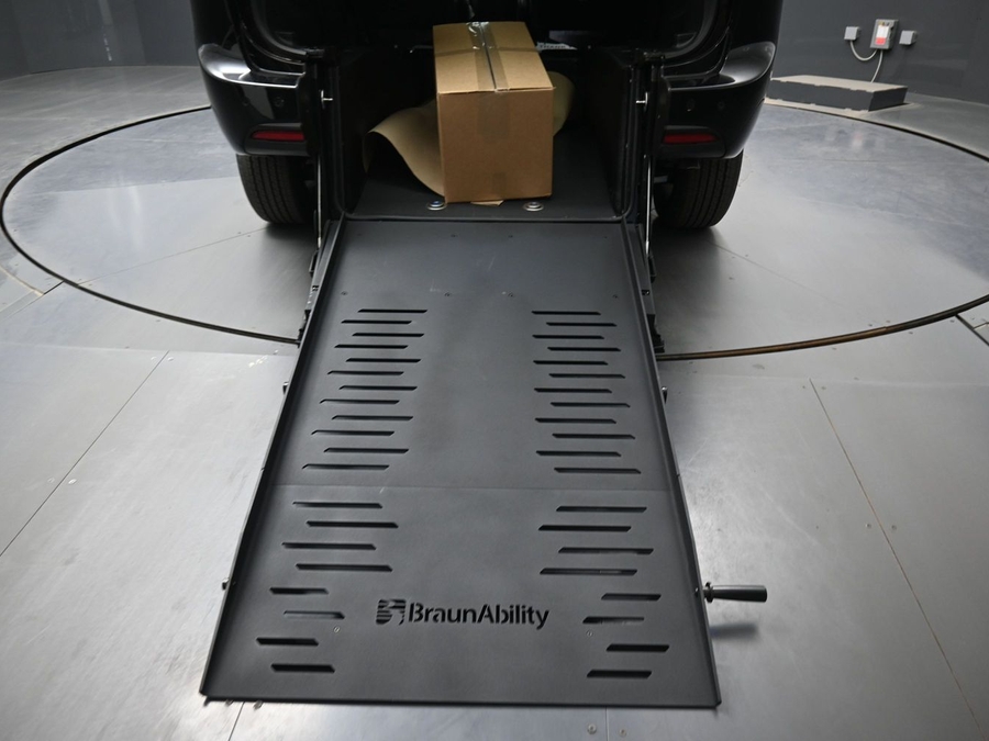 Black Chrysler Voyager image number 8