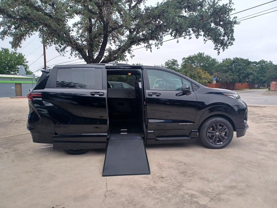 Black Toyota Sienna image number 1
