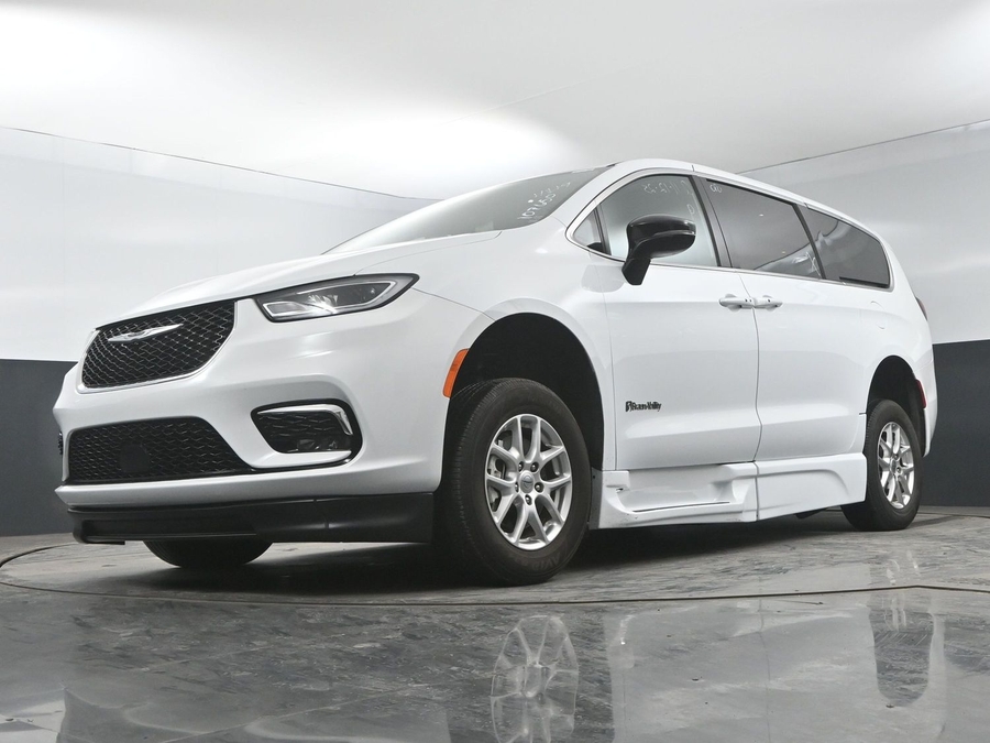 Used 2024 Chrysler Pacifica Touring-L - BraunAbility Side Entry Entry In Floor Automatic Ramp