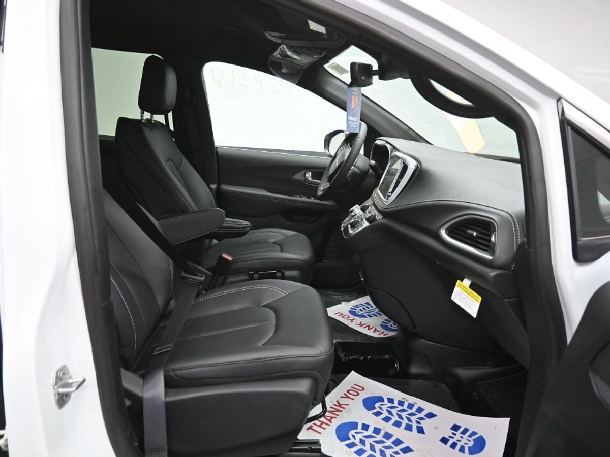 White Chrysler Pacifica image number 8