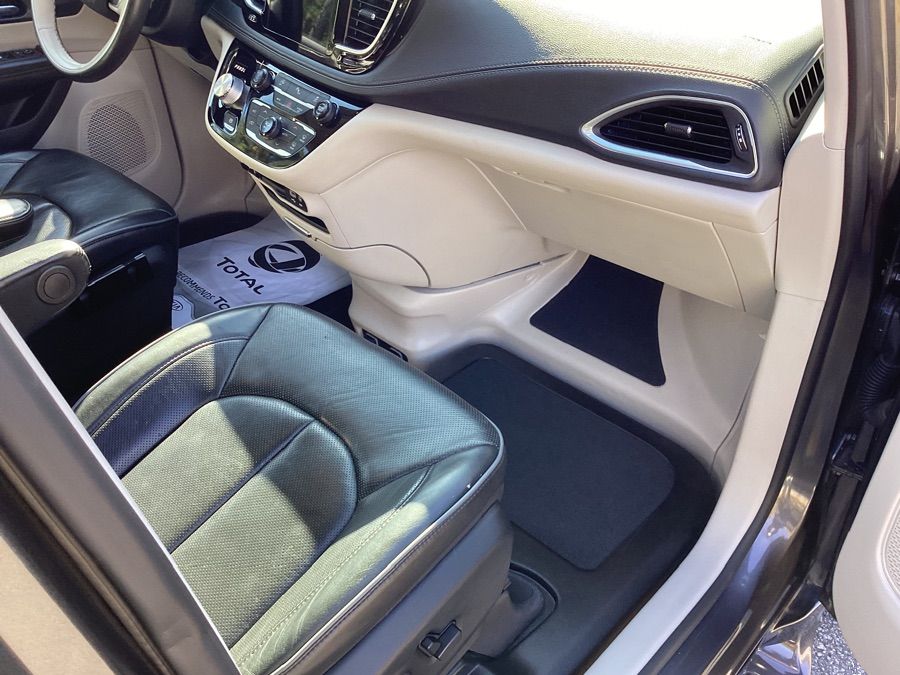 Chrysler Pacifica gris imagen numero 12