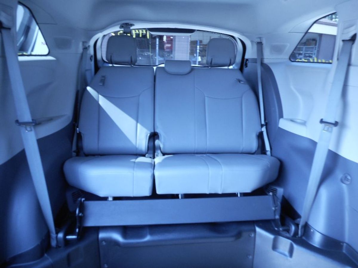 White Toyota Sienna image number 19