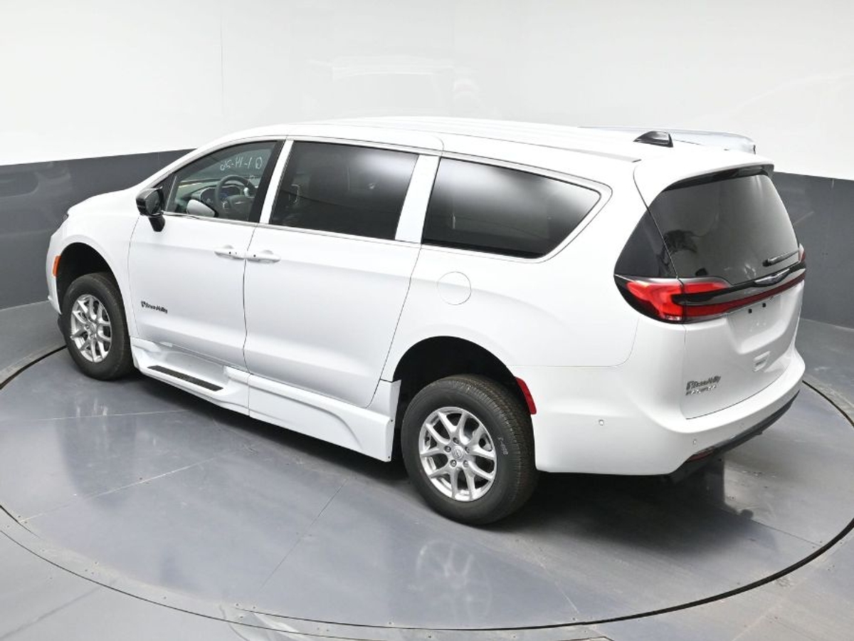 White Chrysler Pacifica image number 24