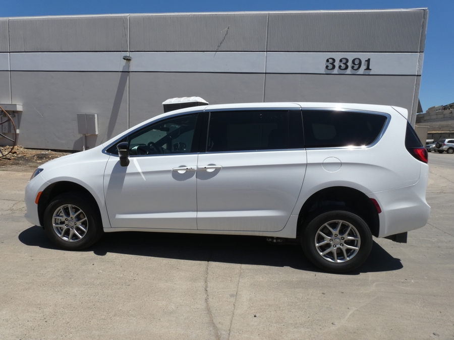 2026 Chrysler Voyager LX - Photo 10