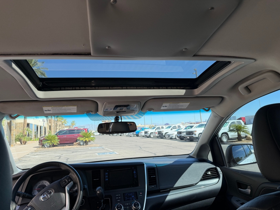 Used 2015 Toyota Sienna SE - Freedom Rear Entry Fold Out Automatic Ramp