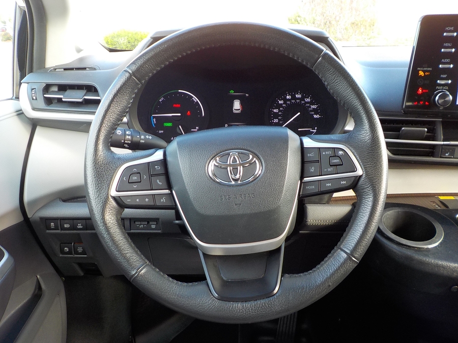 Black Toyota Sienna image number 33
