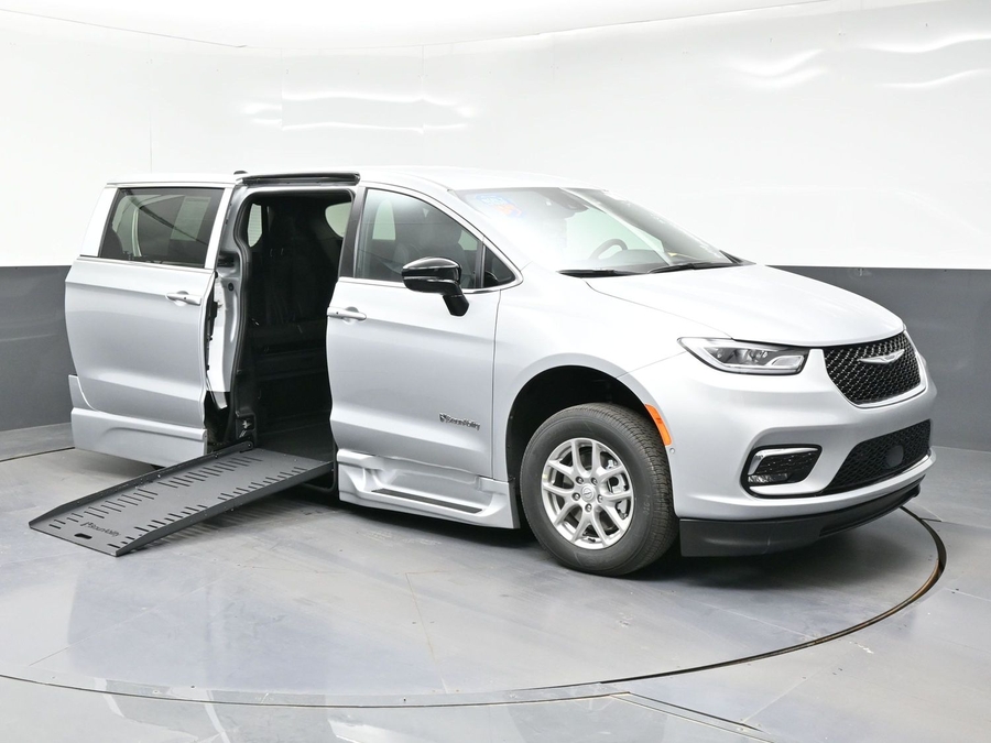 Silver Chrysler Pacifica image number 18