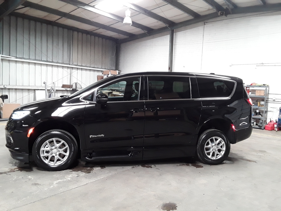 Black Chrysler Pacifica image number 3