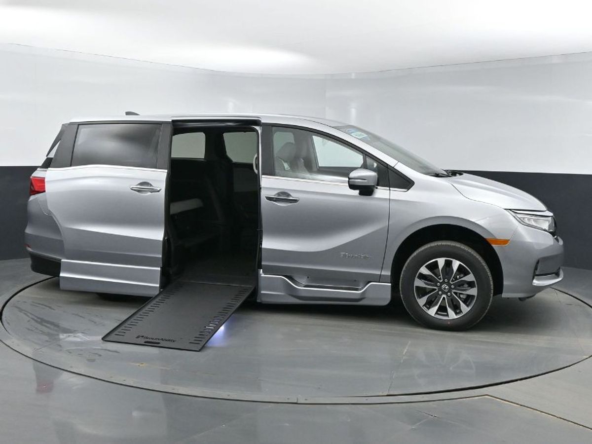 Silver Honda Odyssey with Side Entry Automatic In Floor ramp