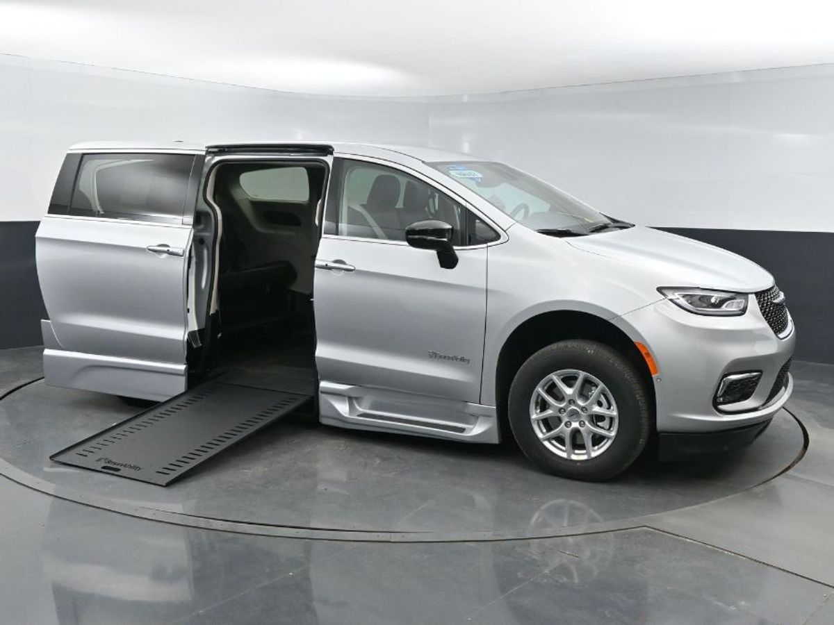 Silver Chrysler Pacifica image number 17