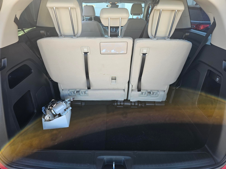 Red Honda Odyssey image number 7