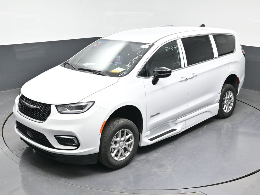 White Chrysler Pacifica image number 19