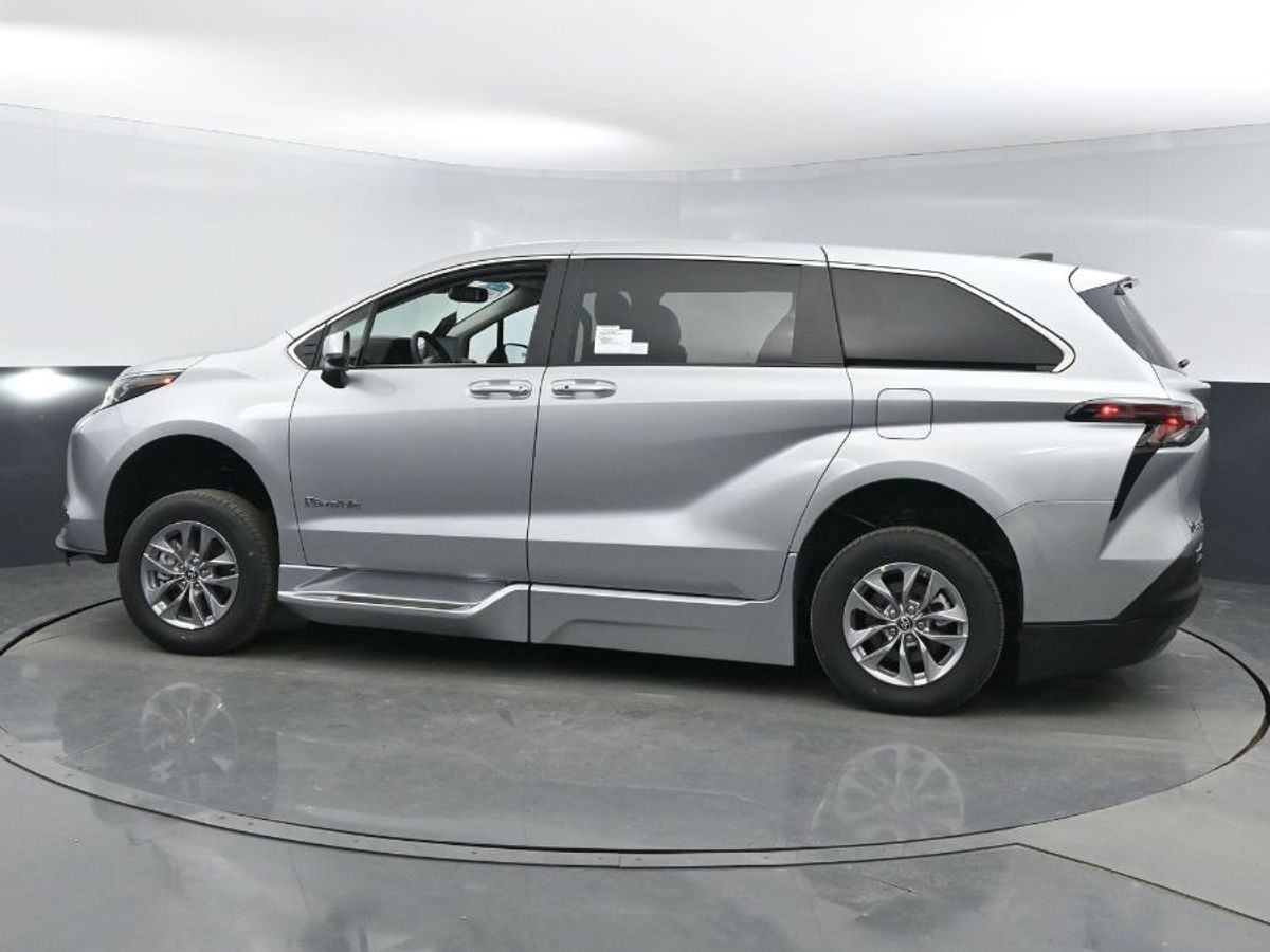 2024 Toyota Sienna XLE - Photo 21