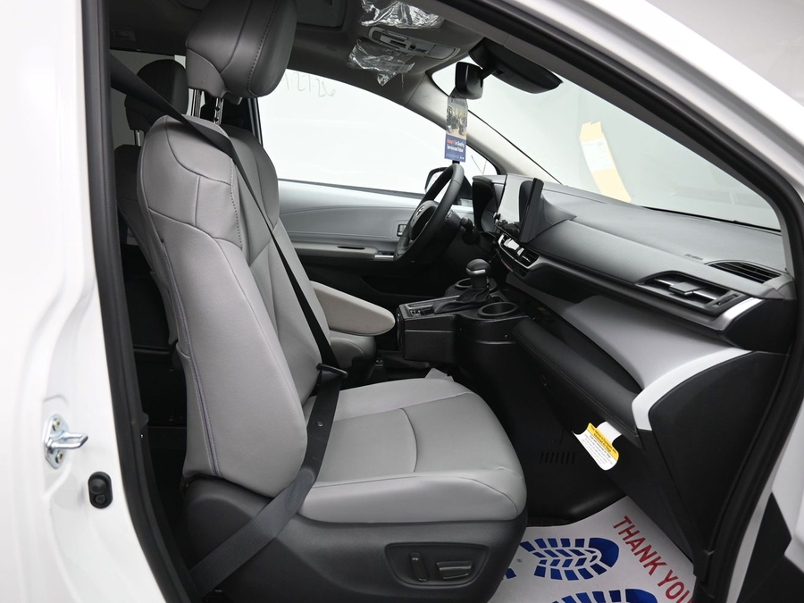 New 2026 Toyota Sienna Hybrid XLE Base - BraunAbility Side Entry Entry Fold Out Automatic Ramp