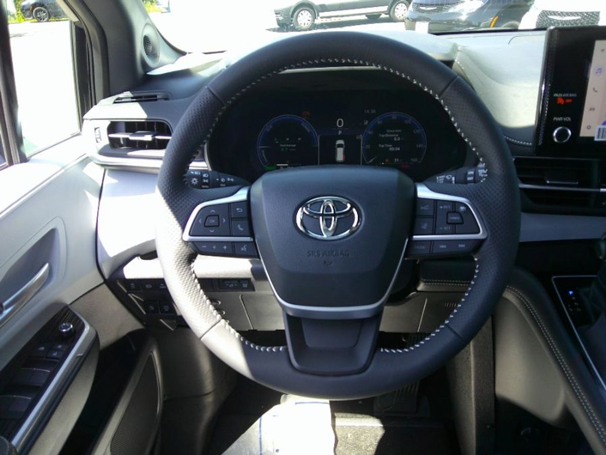 Black Toyota Sienna image number 13