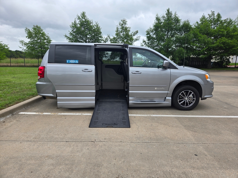 Used 2017 Dodge Grand Caravan SXT - BraunAbility Side Entry Entry In Floor Automatic Ramp