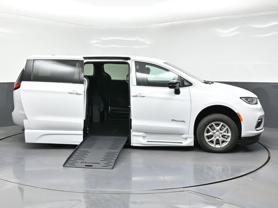 New 2026 Chrysler Pacifica Select Safety - BraunAbility Side Entry Entry Fold Out Automatic Ramp