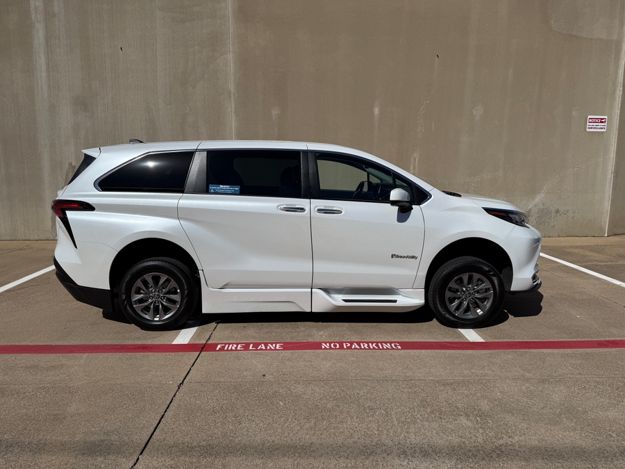 Used 2022 Toyota Sienna Hybrid XLE Base - BraunAbility Side Entry Entry Fold Out Automatic Ramp