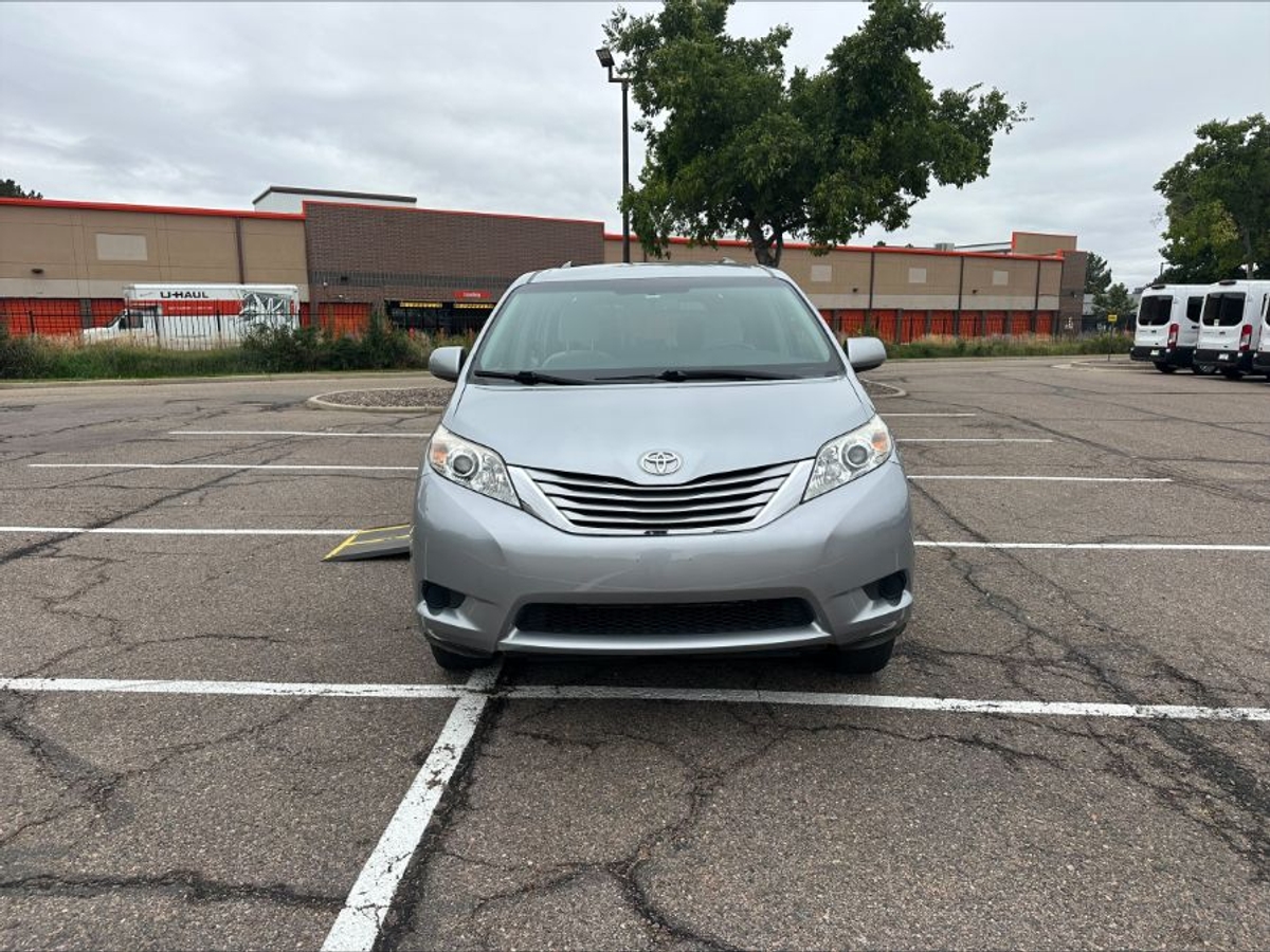 2017 TOYOTA SIENNA - Image 3