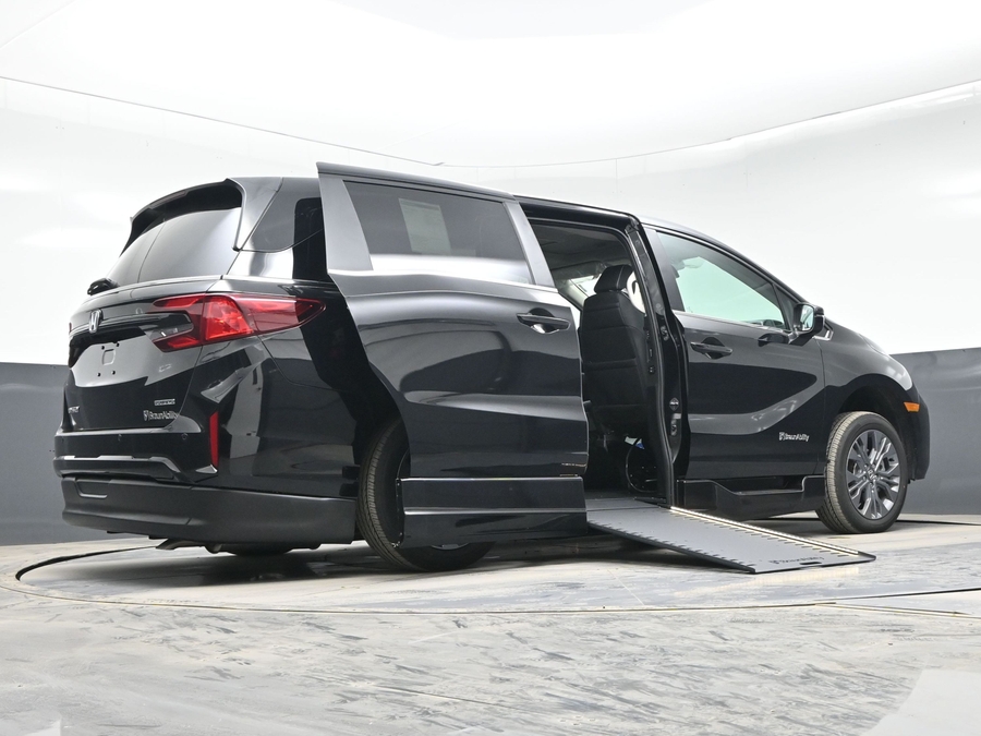 New 2026 Honda Odyssey Touring - BraunAbility Side Entry In Floor Automatic Ramp