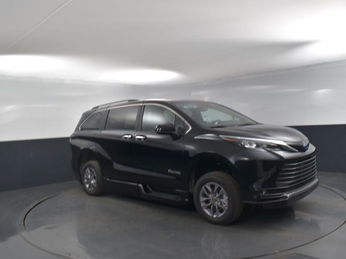 2025 TOYOTA SIENNA - Image 17