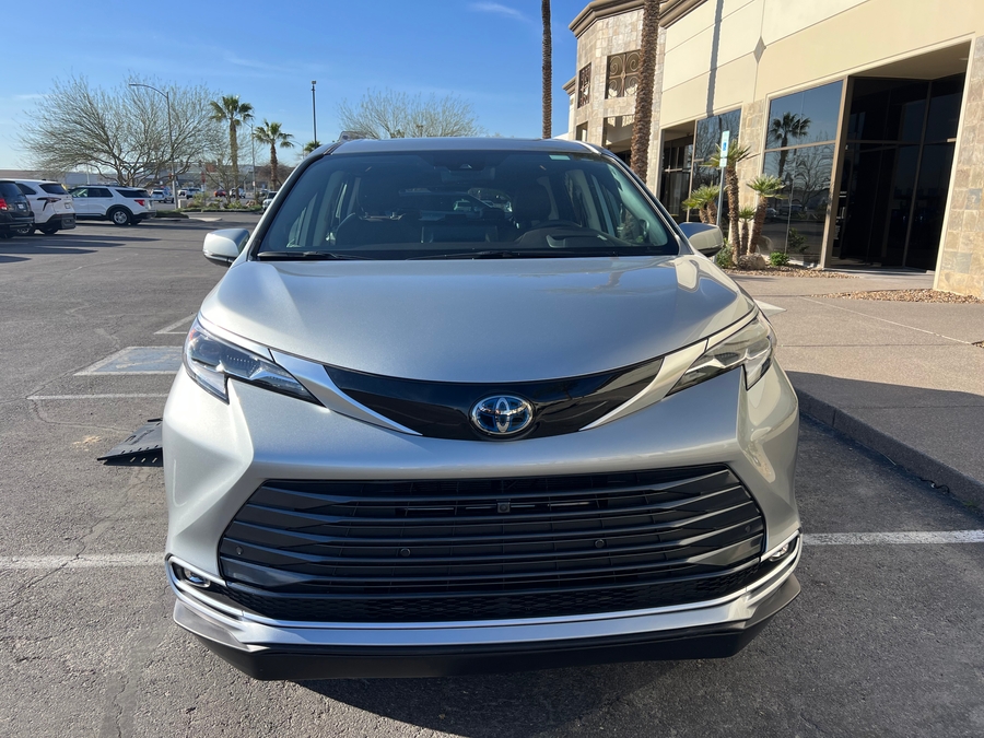 Used 2023 Toyota Sienna Hybrid Platinum Edition - BraunAbility Side Entry Entry In Floor Automatic Ramp