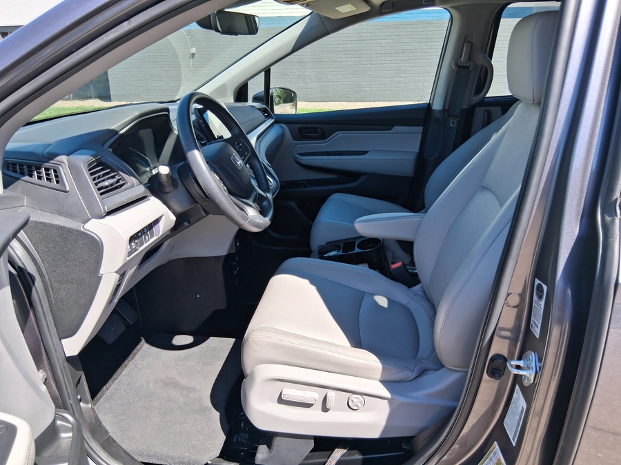 Grey Honda Odyssey image number 4