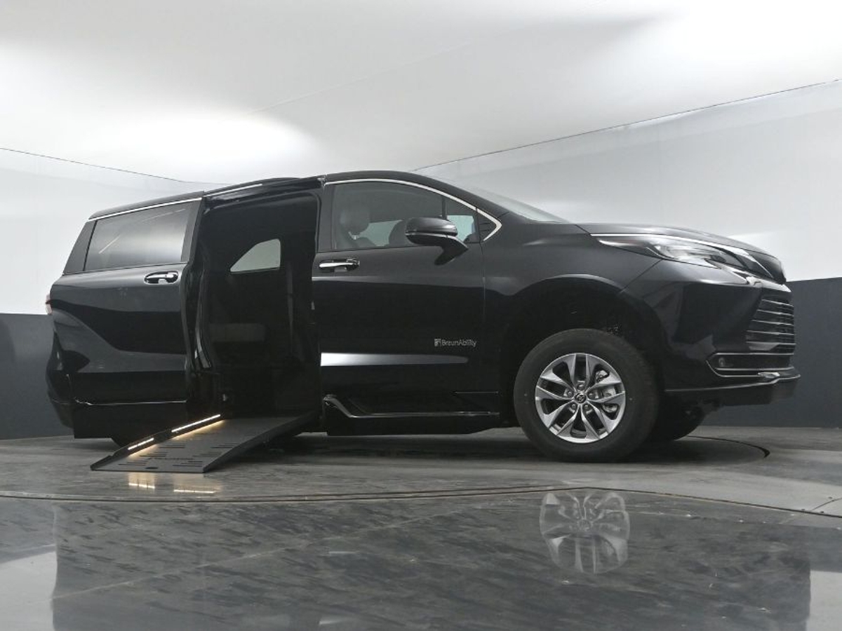 2025 TOYOTA SIENNA - Image 19