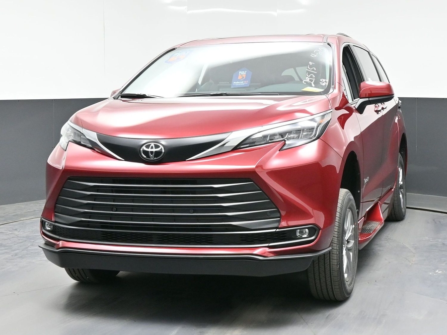 New 2026 Toyota Sienna Hybrid XLE Base - BraunAbility Side Entry Entry Fold Out Automatic Ramp