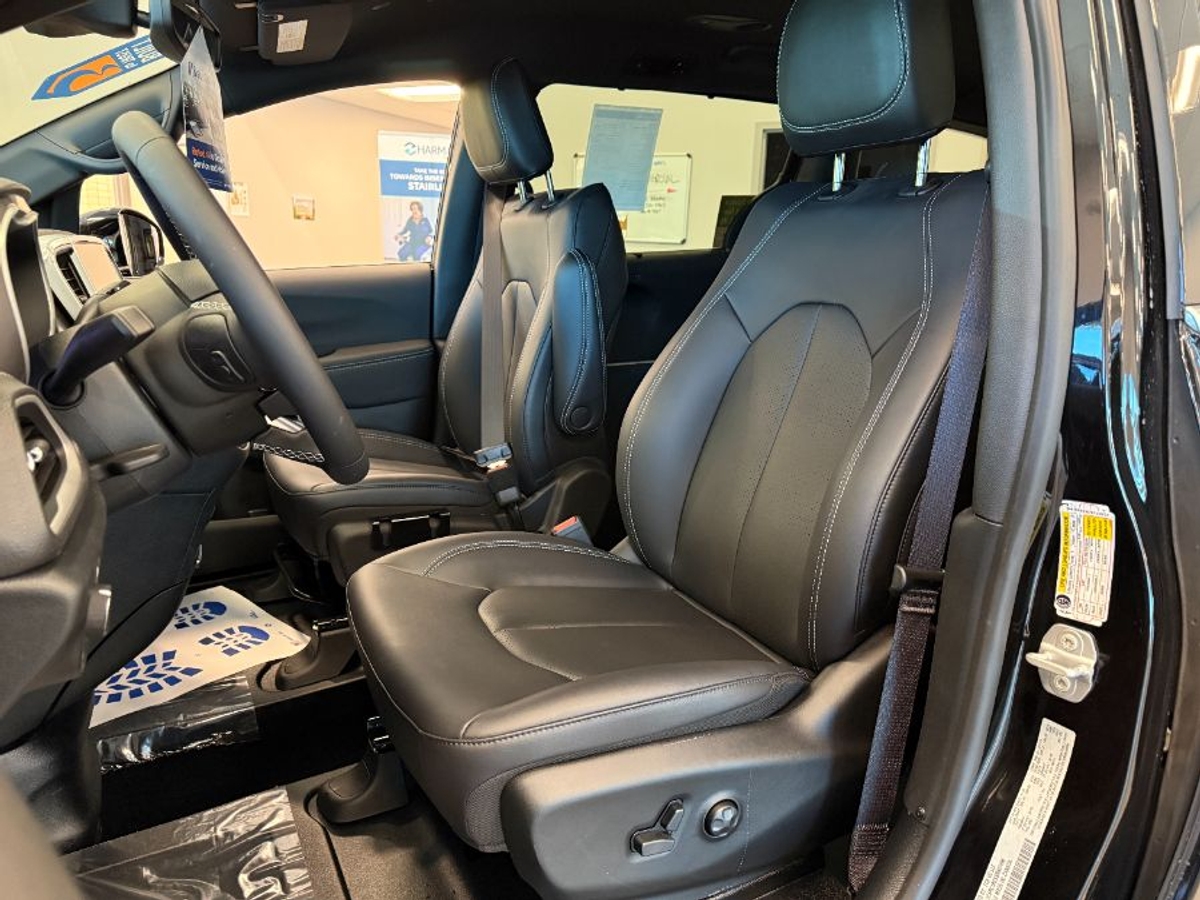 Black Chrysler Pacifica image number 9