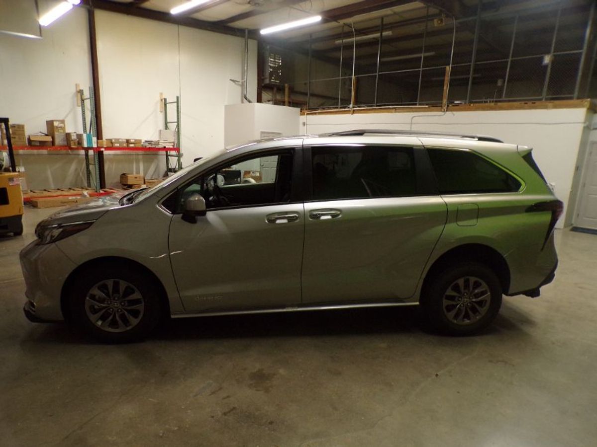 Silver Toyota Sienna image number 16