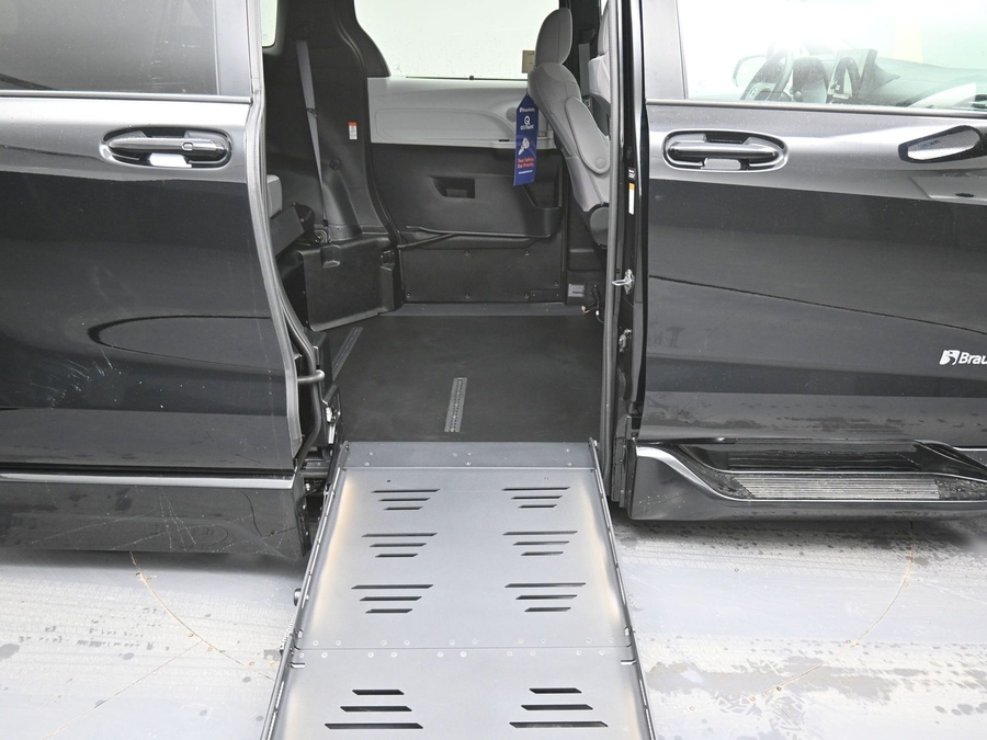 New 2025 Toyota Sienna Hybrid LE - BraunAbility Side Entry Entry Fold Out Automatic Ramp