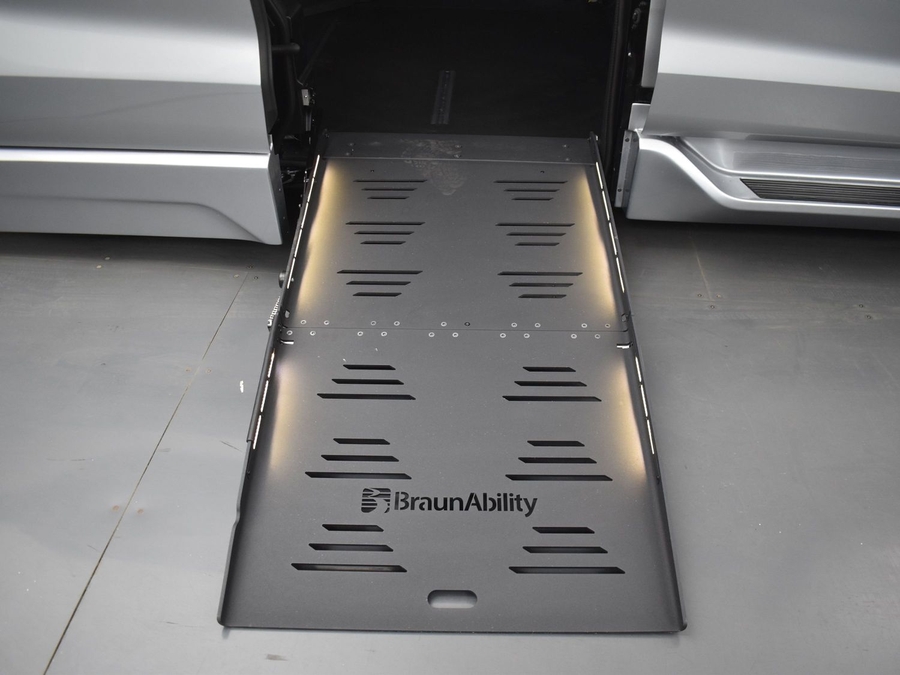 New 2025 Toyota Sienna Hybrid XLE Base - BraunAbility Side Entry Entry Fold Out Automatic Ramp