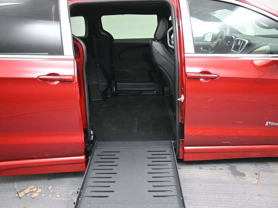 Red Chrysler Voyager image number 11