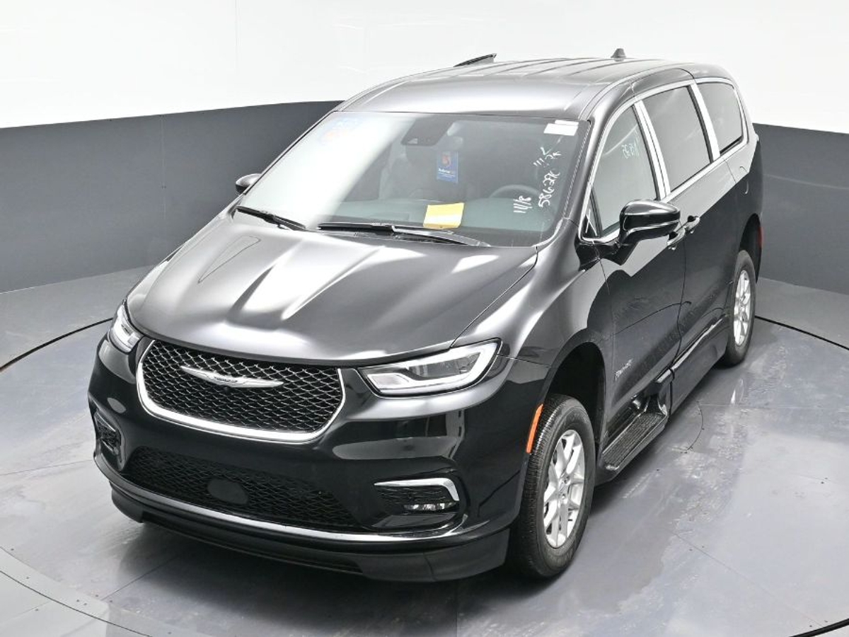 Black Chrysler Pacifica image number 14