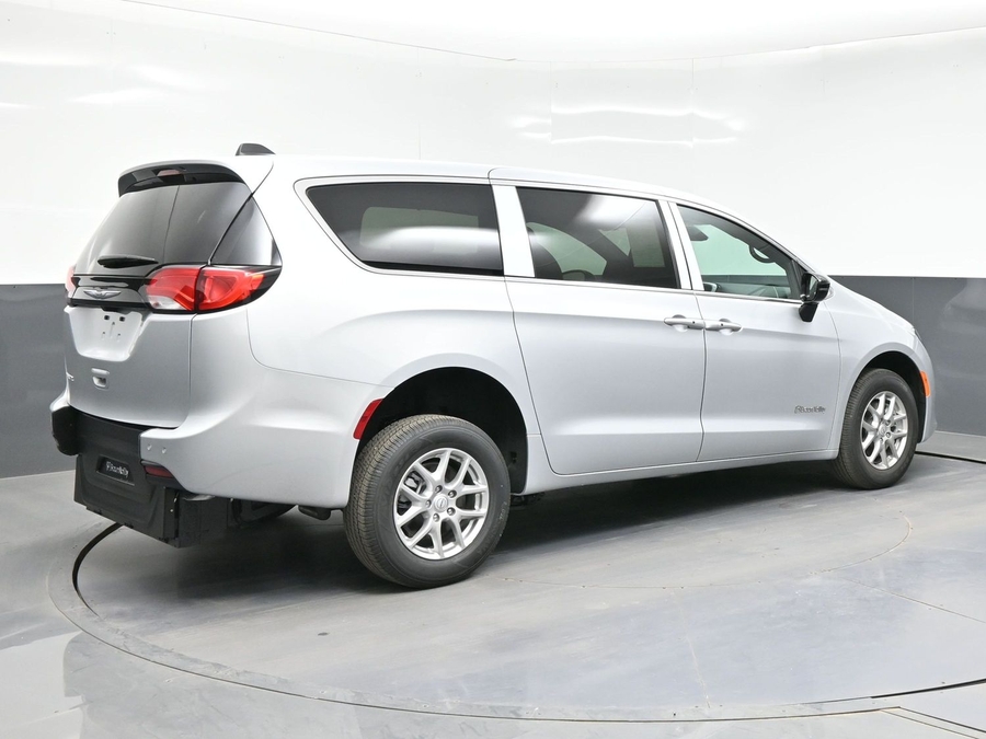 Silver Chrysler Voyager image number 4