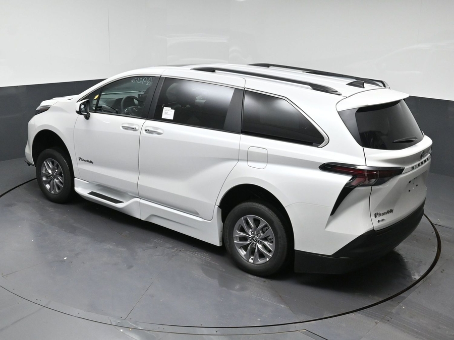 White Toyota Sienna image number 24