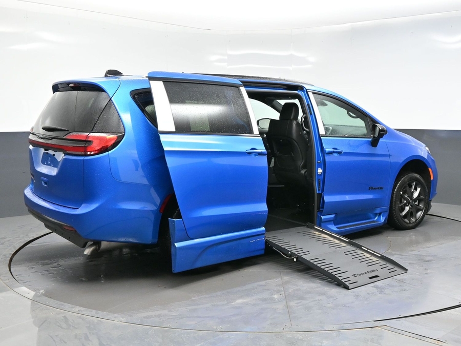 New 2026 Chrysler Pacifica Select Sport - BraunAbility Side Entry Entry Fold Out Automatic Ramp